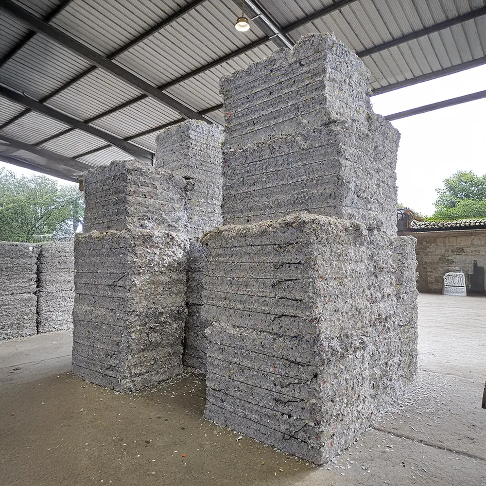 Nachhaltig recycletes Papier als Meterhohe Türme gestapelt